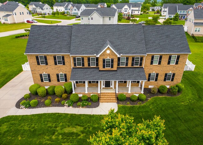 Primary Photo - Huge house with vaulted ceilings and fence...