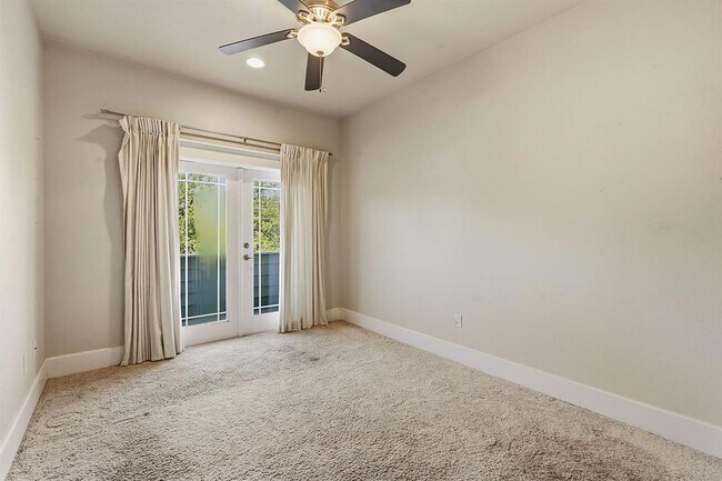 Building Photo - 1305 Cometa St