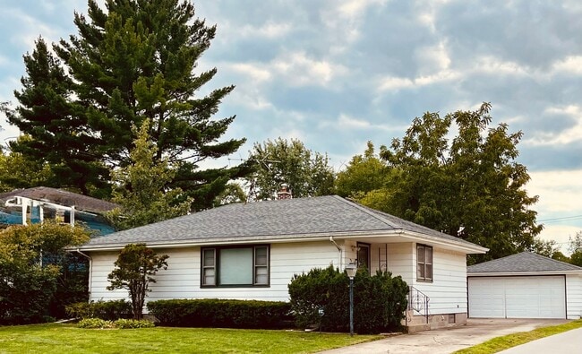 Building Photo - 8406 Parrish Ave