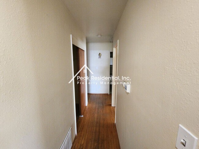 Building Photo - Charming 4bd/2ba Home with Large Backyard