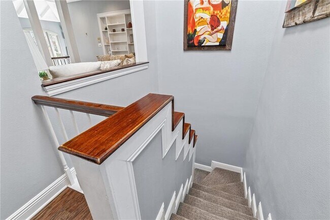 Building Photo - 632 Village Ln S