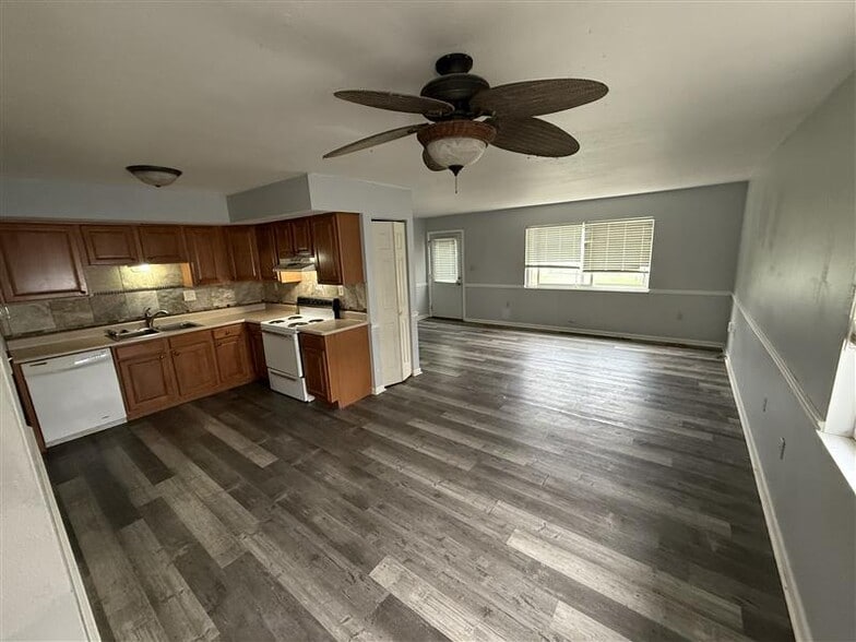 Dining/Living - 907 La Tourrette Ct