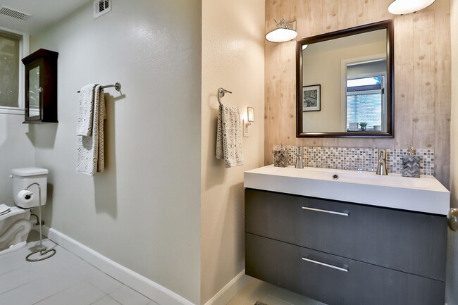 Building Photo - GORGEOUS REMODELED HOME WALKING DISTANCE T...