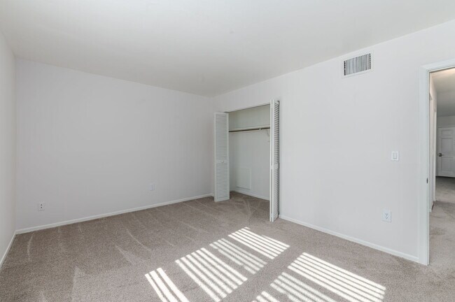 Building Photo - 680 71st Ave N