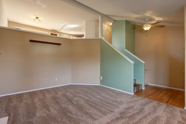 Building Photo - Immaculate, Sunny and Bright 4 Bedroom/2.5...