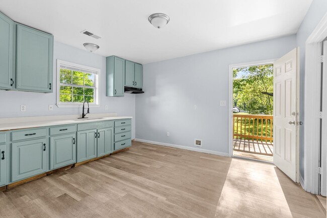 Building Photo - Stylish & Newly Renovated 3 Bedroom 2 Bath...