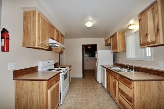 Building Photo - 2 bed 1 bath apartment (4plex building) lower unit