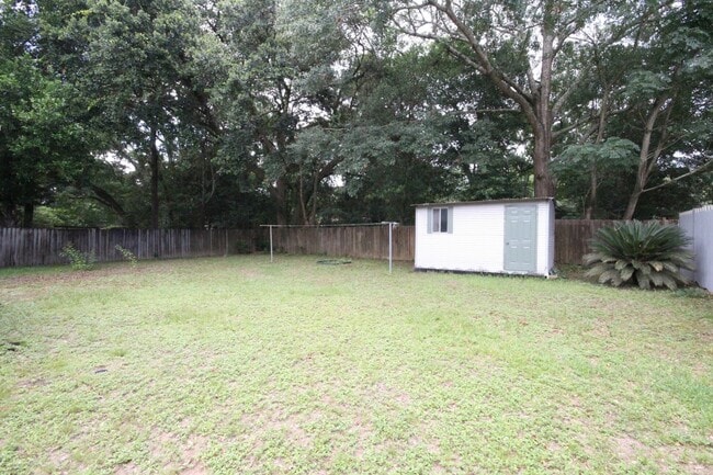 Building Photo - Modern Comfort in a Prime Location – 3-Bed...
