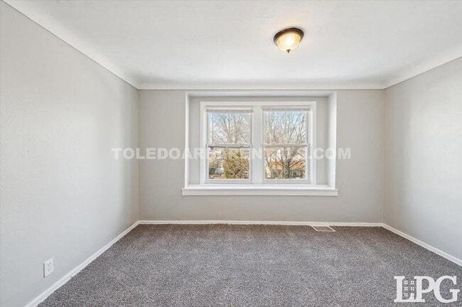 Building Photo - 340 E Lake St