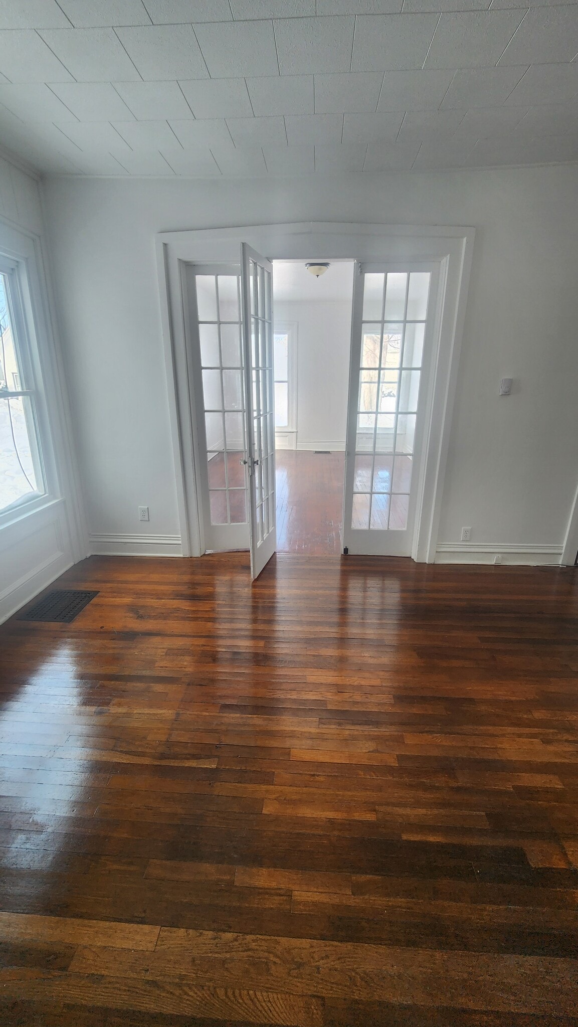 Building Photo - 32 E 2nd St