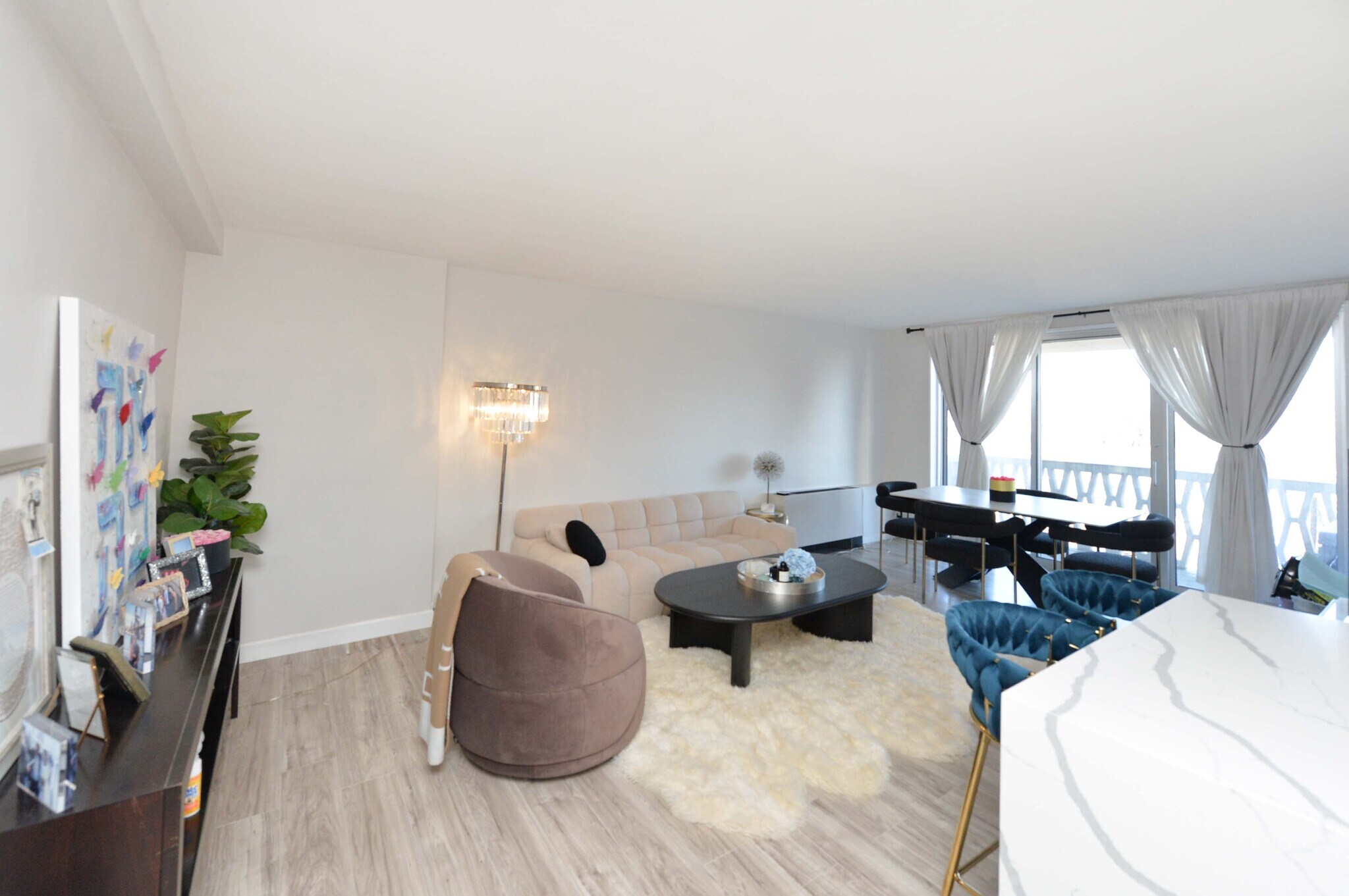 Living Room - 2000 Linwood Ave