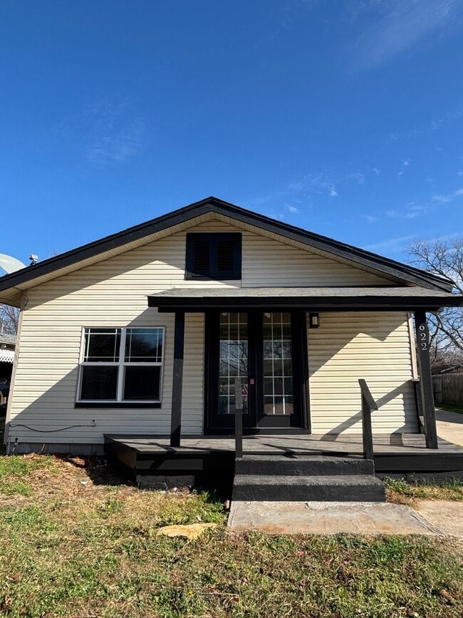 Building Photo - Newly Renovated 2 Bedroom