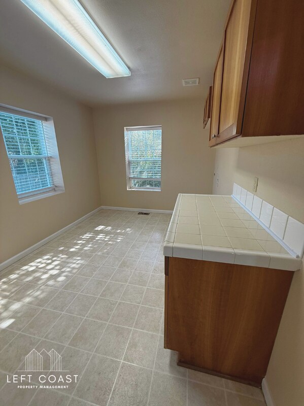 Building Photo - 6314 SW Harbor Ave