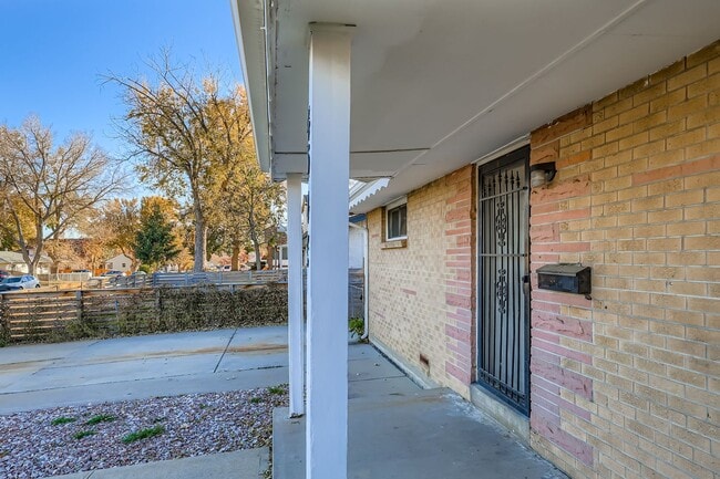 Building Photo - 4945 Wyandot St