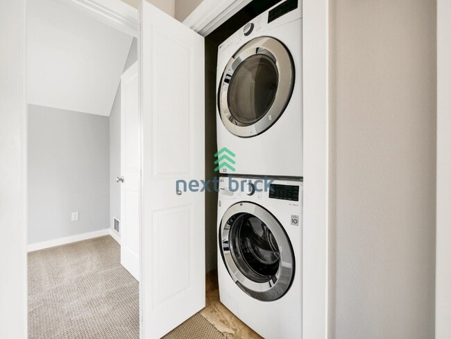 Building Photo - Welcome to this charming 3-bedroom, 2-bathroom home