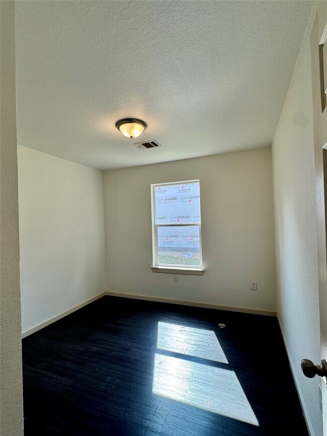 Building Photo - 624 Luke St