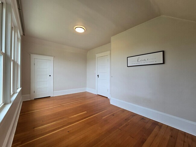 Building Photo - 1631 Oakes Ave