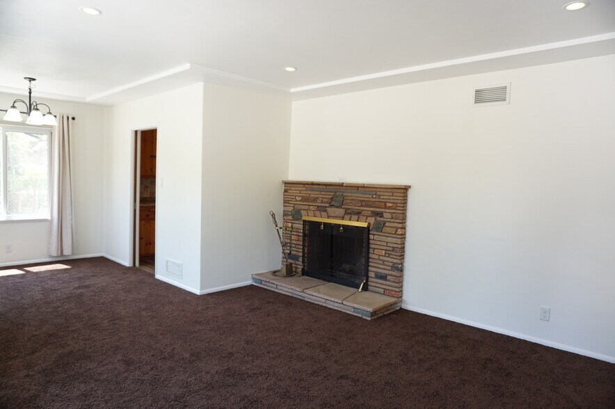 Building Photo - 10333 Jordan Ave