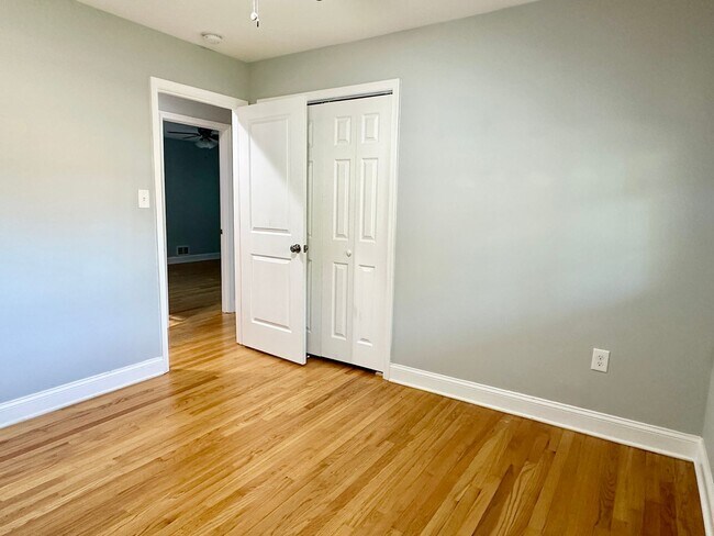 Building Photo - 5 Bedrooms 3 Bathrooms! Parking! Pets Welc...