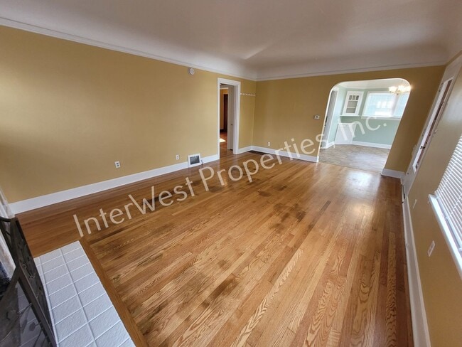 Building Photo - ADORABLE 2 BEDROOM HOUSE IN NORTH PORTLAND WITH LARGE BACK YARD & 2 CAR GARAGE!