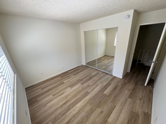 Building Photo - Remodeled McKeon Townhome