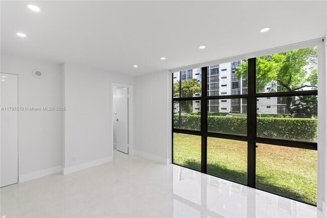 Building Photo - 17011 N Bay Rd