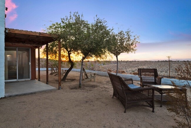 Building Photo - 2 Bedroom 1 Bath - Furnished Hilltop Home - Free Internet