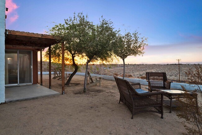 Building Photo - 2 Bedroom 1 Bath - Furnished Hilltop Home ...