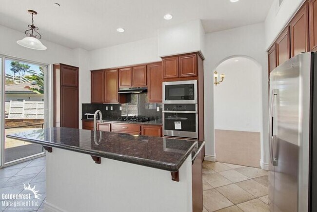 Building Photo - Elegant 5Bdm 3Ba Hilltop Home In Fallbrook!