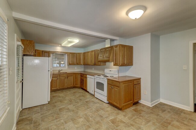 Building Photo - Renovated Brick Ranch!