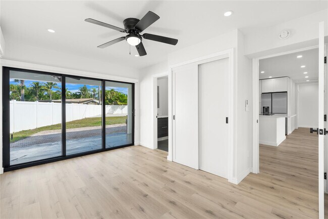 Building Photo - 455 SW 14th Ct