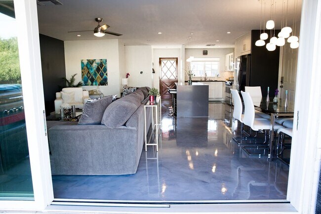 Building Photo - Gorgeous Fully Furnished 3 Bd 2 Bath Vacat...