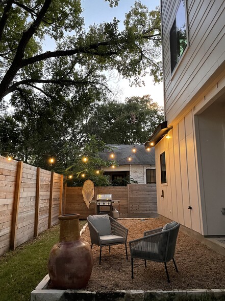 Building Photo - 1804 E 14th St