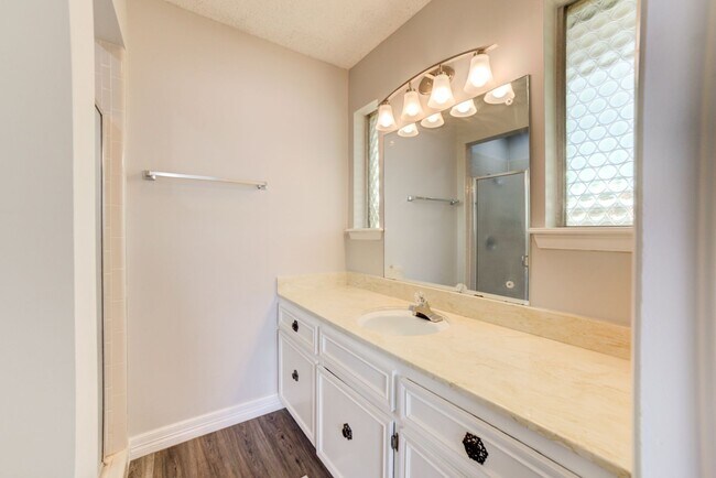 Building Photo - Newly renovated 3 bed / 2 Bath in Tulsa! Available Mid June!