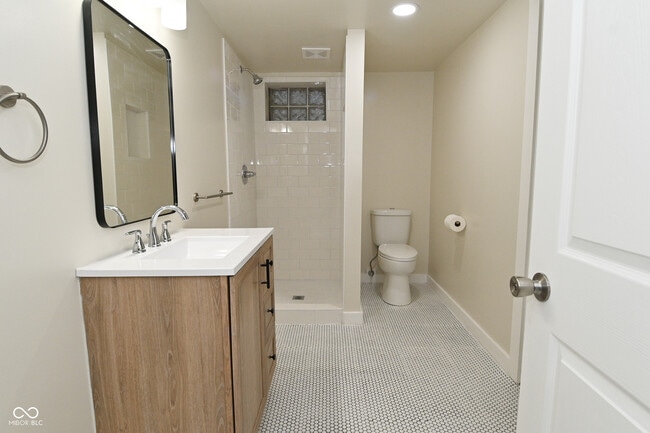 Building Photo - 3928 N Kenwood Ave