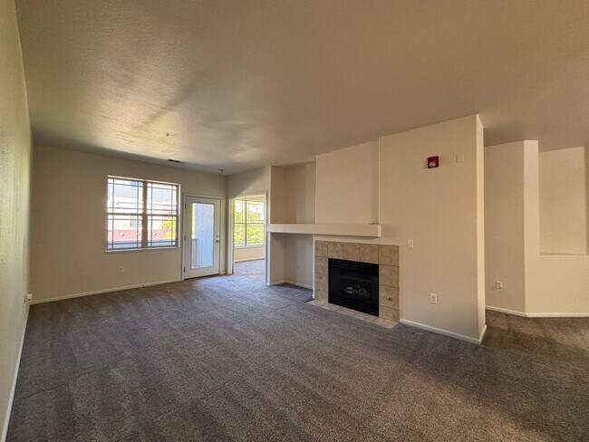 Building Photo - Large 3 bedroom condo with 2 bathrooms!