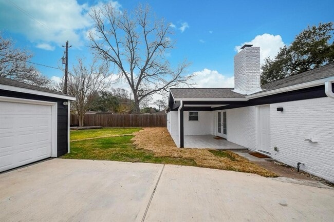 Building Photo - 5642 Cartagena St