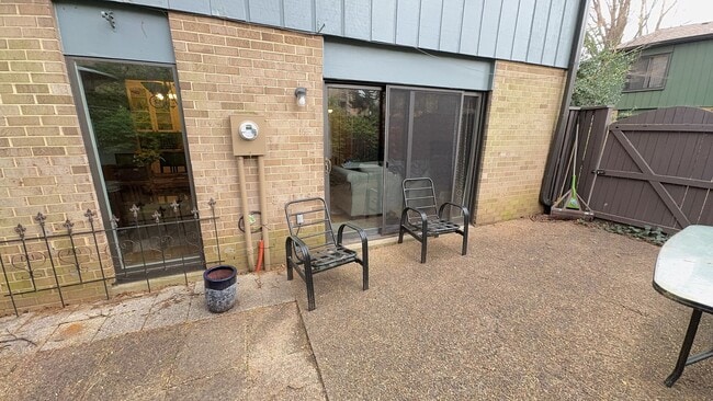 Building Photo - Relaxing 4 Bed 2 Bath End Unit Townhome In...