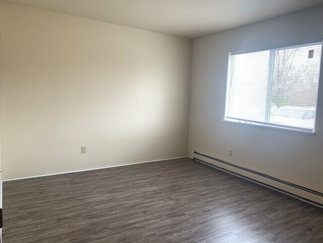 Building Photo - Spacious Two Bedroom Apartment! Sparta Sch...