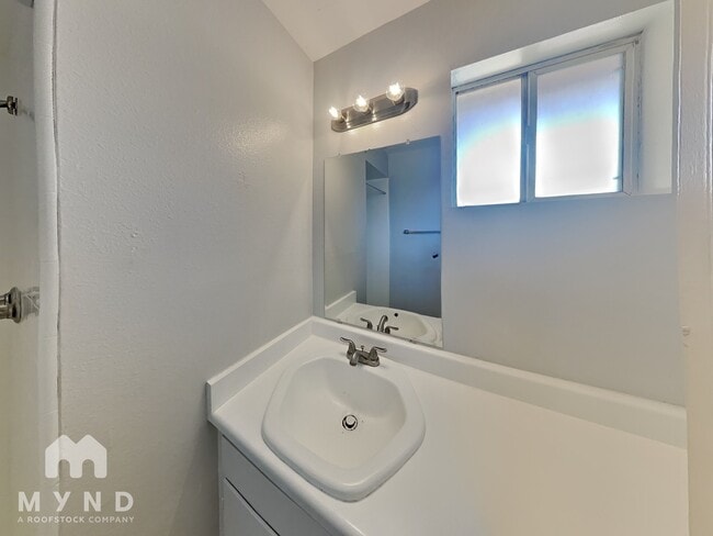 Building Photo - 903 E 5th St