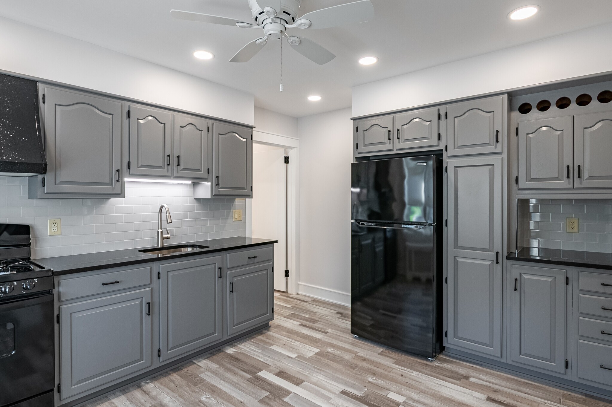 Building Photo - 910 E Bellevue Ave