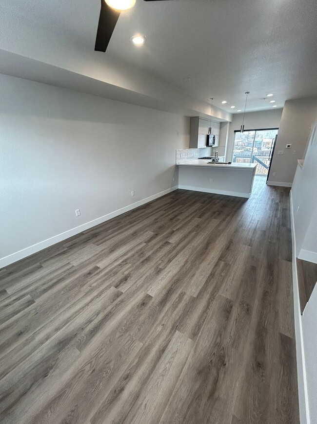 Building Photo - Gorgeous & New Two Bedroom, Three Bath Tow...