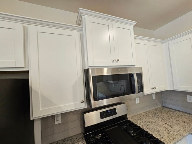 Building Photo - Like New Town Home in Kellerton Place, Monroe!