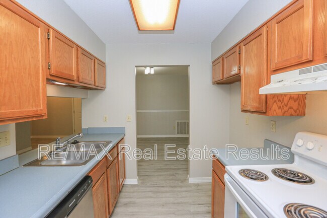 Building Photo - 205 White Oak Dr NE
