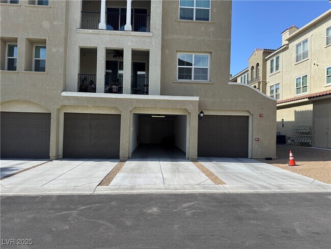 Building Photo - 2555 Hampton Rd