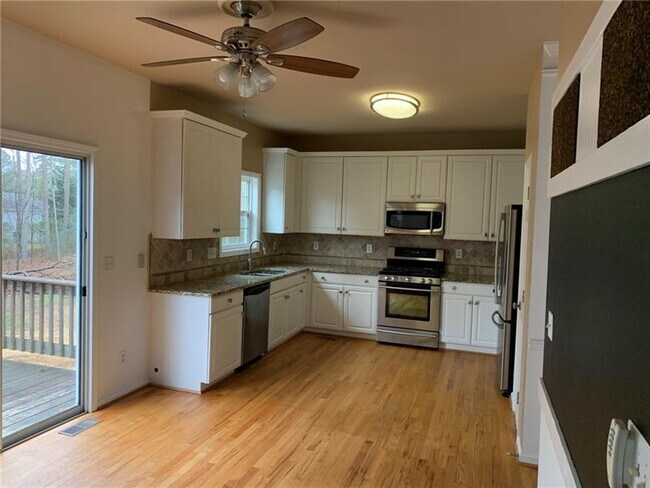 Building Photo - 1401 Redbud Way