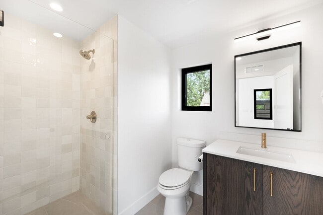 Building Photo - Luxury 5BD, 6BA Home 1 Block From Sloan's Lake