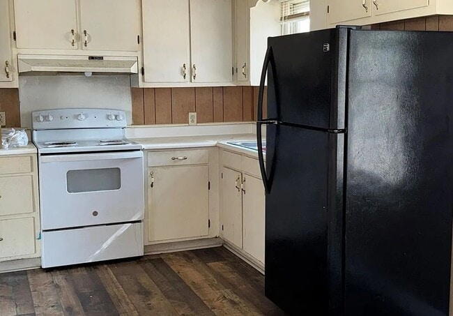 Building Photo - 3 Bed/2 Bath Brick Home- Under Renovations