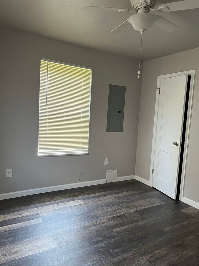 Building Photo - Spacious 3 Bed 1 bath home