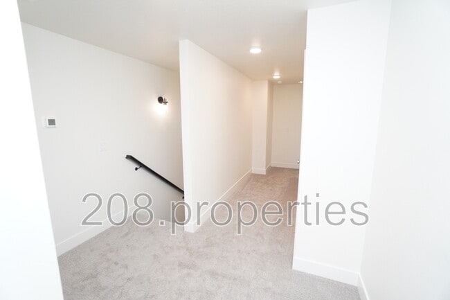 Building Photo - 1333 N Webb Wy